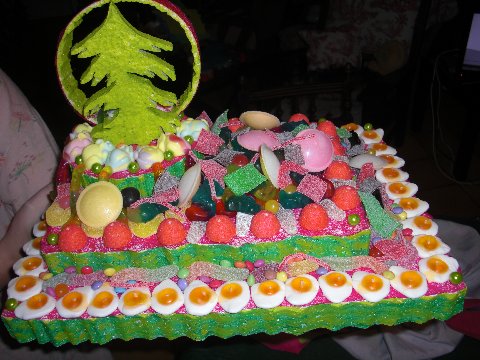 gâteau de bonbons sur présentoir thème Noël