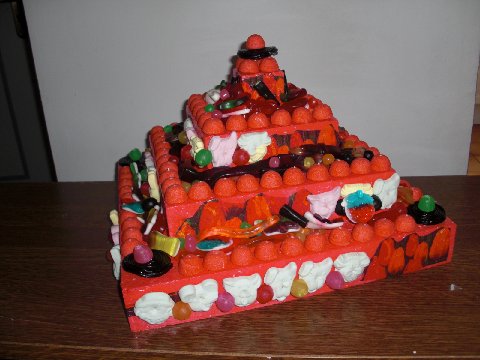 Petite pyramide garnie de bonbons