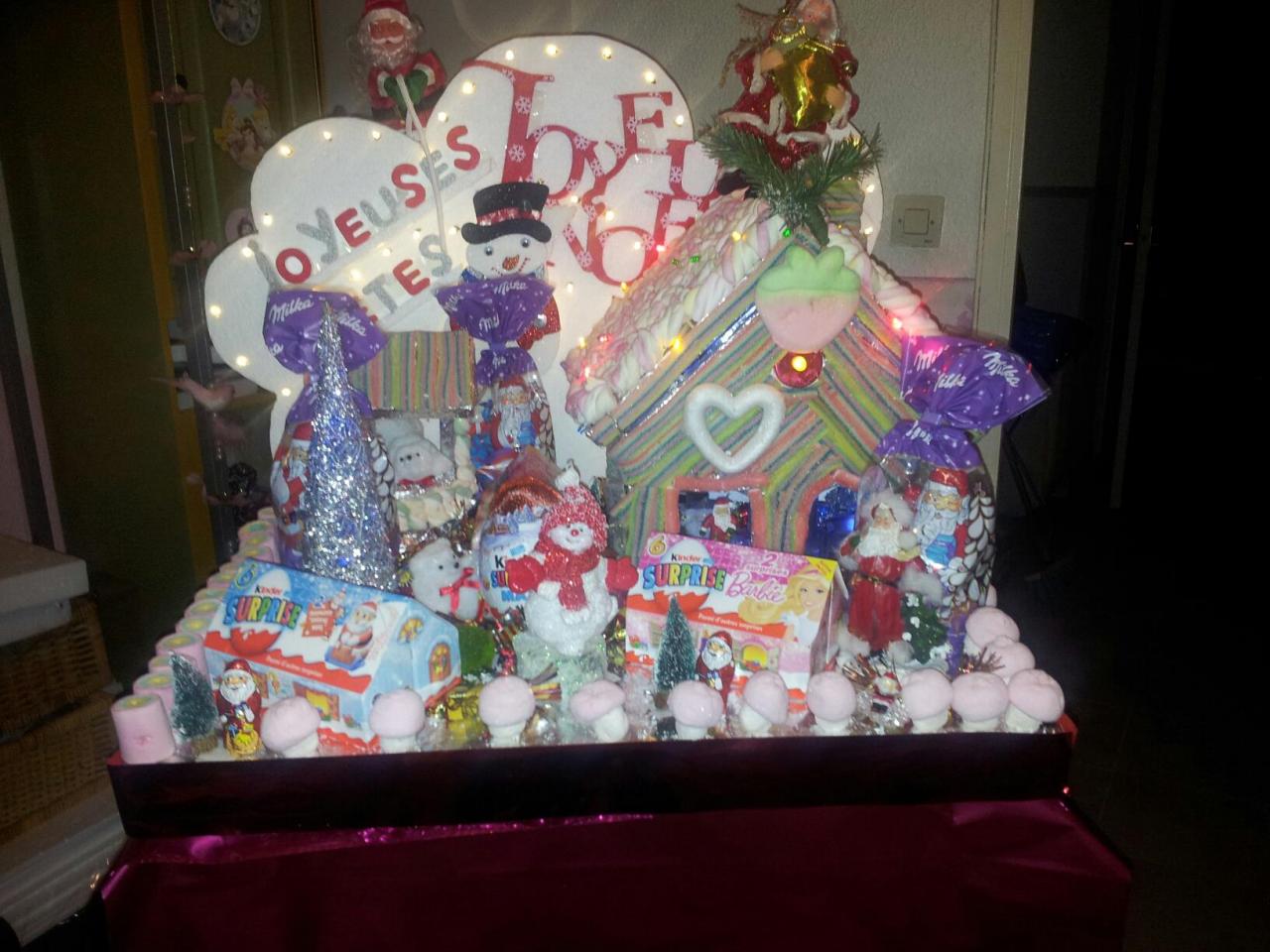 gâteau de bonbons sur présentoir Maison de Noël
